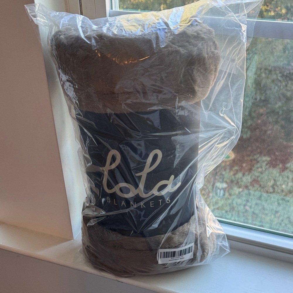 Brand New Lola Cozy Desert DunePlush Blanket 30 x 36